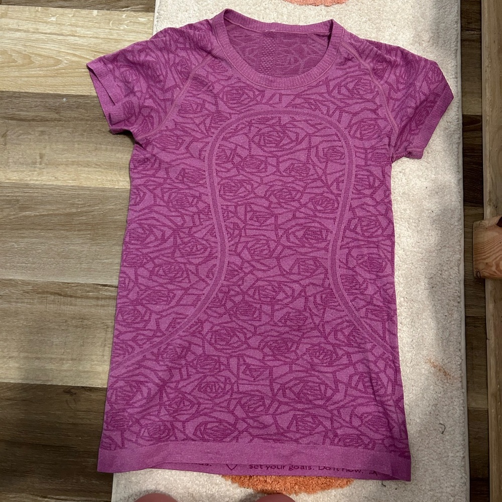 Short sleeve Swifty tech size 10 fits like an 8